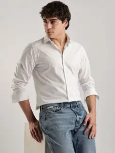 Calvin Klein Jeans Men Solid Spread Collar Slim Fit Casual Shirt