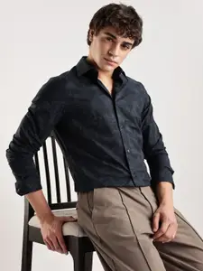 Calvin Klein Jeans Men Solid Spread Collar Slim Fit Casual Shirt