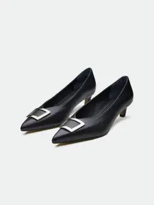 Oroh Slough Textured Leather Buckles Detailed Kitten Heel Pumps