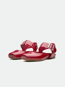 Oroh Women One Toe Flats with Laser Cuts