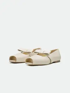 Oroh Women Open Toe Flats with Bows