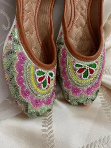 DESI COLOUR Women Embellished Ethnic Mojaris Flats