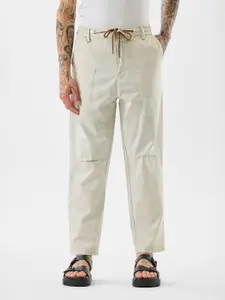 Snitch Men Relaxed Fit Mid-Rise Cotton Cargos Trousers
