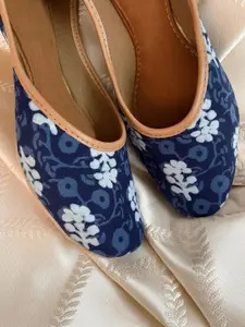 DESI COLOUR Women Printed Round Toe Mojaris