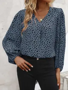 StyleCast Abstract Printed V-Neck Longline Top