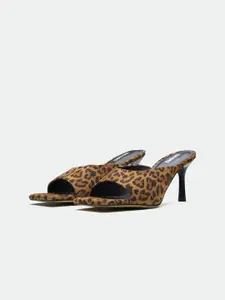 Oroh Women Printed Slim Heels Sandals