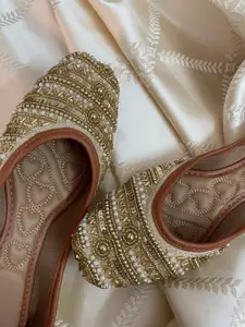 DESI COLOUR Women Embellished Ethnic Mojaris Flats
