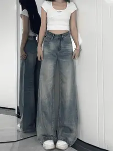 StyleCast Women Relaxed Fit Light Fade Mid-Rise Jeans