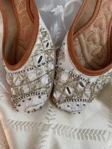 DESI COLOUR Women Embellished Ethnic Mojaris Flats