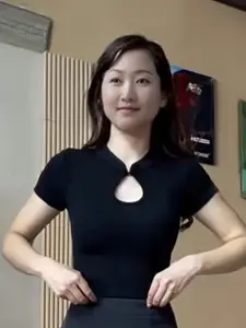 StyleCast Women Keyhole Neck Fitted Crop Top