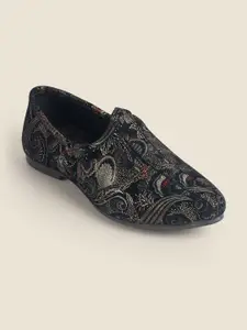 Metro Men Ethnic Leather Mojaris
