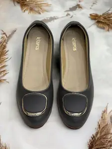 Kiana House Of Fashion Women Embellished Mojaris Flats