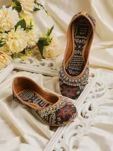 Kiana House Of Fashion Women Embellished Mojaris Flats