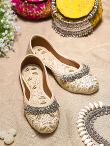 VANIYA SHOES Women Embellished Fashion Flats