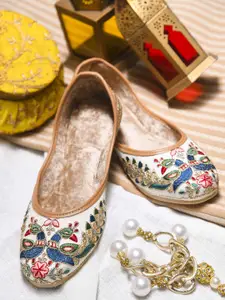 VANIYA SHOES Women Embroidered Mojaris