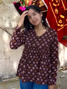 PINGAKSH Women Floral Printed V-Neck Extended Sleeves Peplum Top