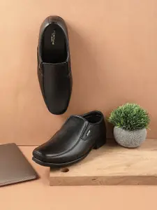 Liberty Men Textured Regular Round Toe Slip-On Shoes