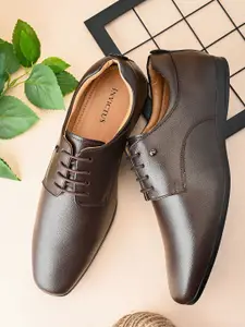 INVICTUS Men Textured Formal Derbys