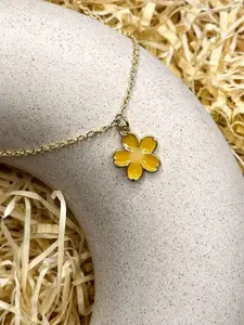 DressBerry Gold-Plated Floral Shaped Minimal Pendant Chain