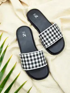 THE MADRAS TRUNK Men Checked Comfort Sandals