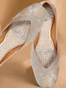 CATBIRD Women Ethnic Embroidered Mojaris Flats