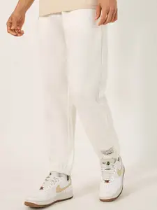 Styli Men Relaxed Fit Jogger With Badge And Zipper Pockets