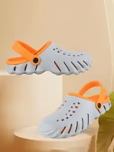 Genial Men Self Design Clogs