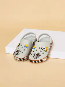 Pantaloons Junior Boys Clogs