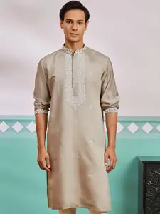 VASTRAMAY Men Geometric Yoke Design Thread Work Kurta