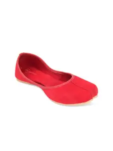 Sangria Women Slip On Mojaris