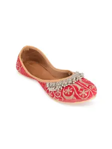 Sangria Women Embroidered Gungroo Mojaris