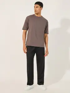 Styli Men Mid Rise Oversized Track Pant With Contrast Panel & Zipper Detail