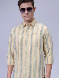 The Indian Garage Co Men Slim Fit Spread Collar Textured Cotton Casual Shirt
