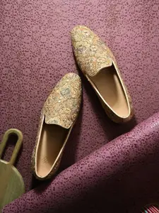 House Of Pataudi Men Embroidered Ethnic Slip On Mojaris