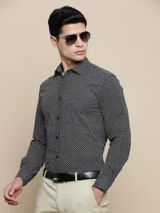 INVICTUS Men Standard Slim Fit Spread Collar Geometric Printed Cotton Formal Shirt
