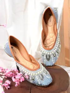 DIVASTRI Women Embellished Ethnic Mojaris Flats