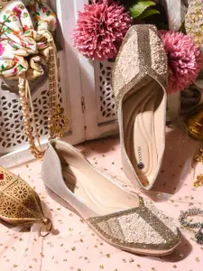 DIVASTRI Women Embellished Ethnic Mojaris