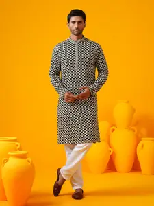 SOJANYA Men Embroidered Regular Thread Work Kurta with Pyjamas
