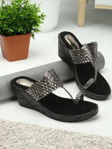 madam glorious Women Textured Ethnic Wedge Sandals