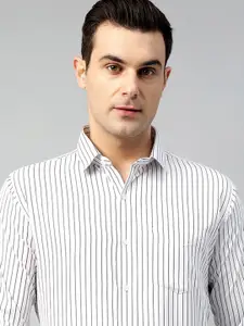 Hancock Men Slim Fit Opaque Checked Wrinkle Ressistant Formal Shirt