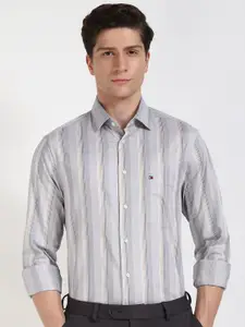 Tommy Hilfiger Men Relaxed Opaque Striped Casual Shirt