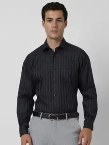Van Heusen Men Spread Collar Textured Cotton Formal Shirt