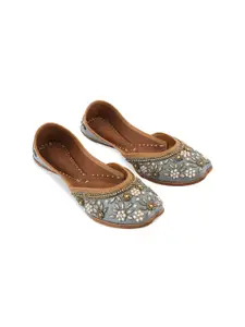 SCENTRA Women Embellished Mojaris Flats