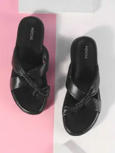 Mochi Women Textured One Toe Flats