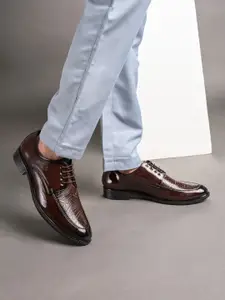 INVICTUS Men Textured Formal Derbys