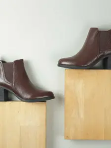 Metro Women Textured Chelsea Boots