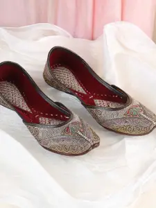 Mochi Women Embroidered Mojaris