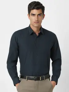 Peter England Men Slim Fit Spread Collar Checked Cotton Formal Shirt