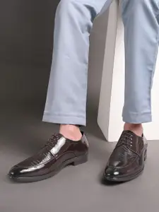 INVICTUS Men Textured Formal Derbys