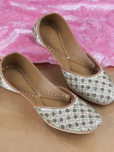 Mochi Women Embellished Mojaris Flats